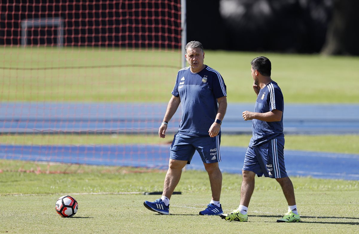 Gerardo Martino ha dado a conocer varios de los nombres de los jugadores argentinos para los Juegos Olímpicos de Río de Janeiro. (Foto Prensa Libre: EFE)