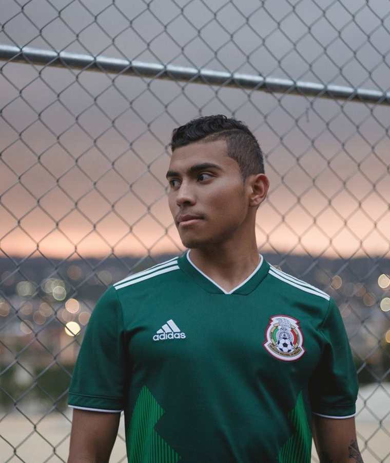 La camiseta mexicana cuenta con un detalle en el cuello en el que se lee "Soy México", completando el compromiso visual con el país. (Foto Prensa Libre: Cortesía Adidas Guatemala)