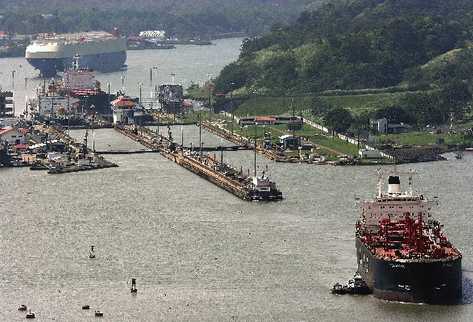 El canal de Panamá mide 80 kilómetros.