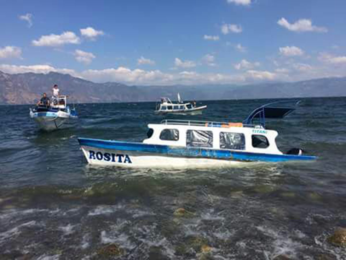 La embarcación presentó problemas y naufragó en el Lago de Atitlán. (Foto Prensa Libre: Ángel Julajuj)