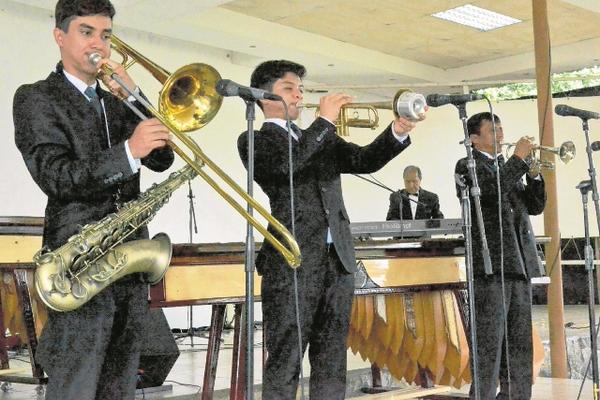 Gotitas de  luz  hicieron gala de su talento en  Coatepeque, Quetzaltenango. (Foto Prensa Libre: Octavio  Girón)