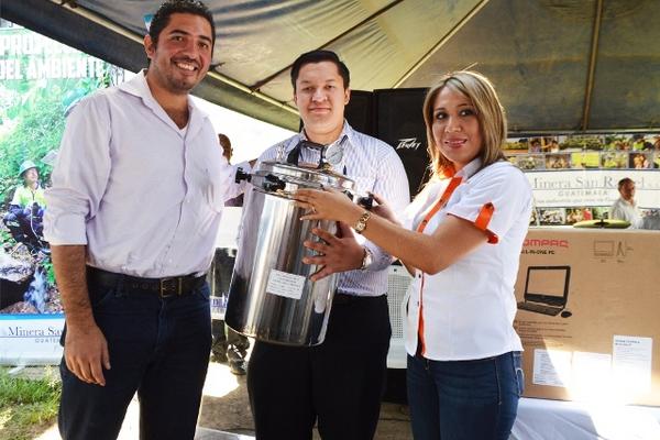 Ejecutivos de Minera San Rafael muestran parte del equipo donado a seis  centros de Salud de Santa Rosa. (Foto Prensa Libre, Oswaldo Cardona)