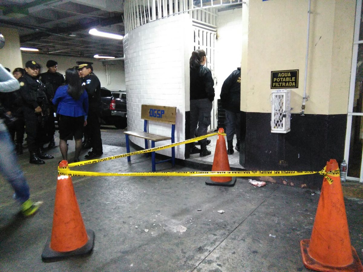 El disparó provocó daños al concreto en el sótano de Tribunales. (Foto Prensa Libre: Oscar Rivas)