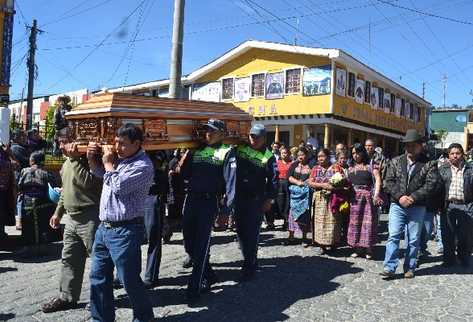 El ataúd  con los restos del dirigente campesino  Juan de León  Tuyuc Velásquez es trasladado de Sololá a su tierra su natal, San Juan Comalapa, Chimaltenango, donde será inhumado.