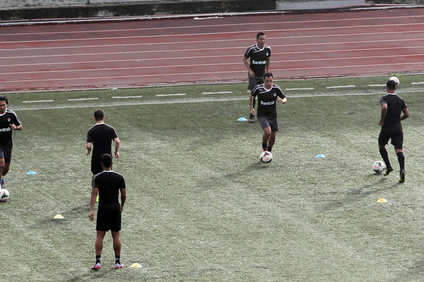 Los albos entrenaron en el Cementos Progreso a puerta cerrada. (Foto Prensa Libre: Edwin Fajardo)