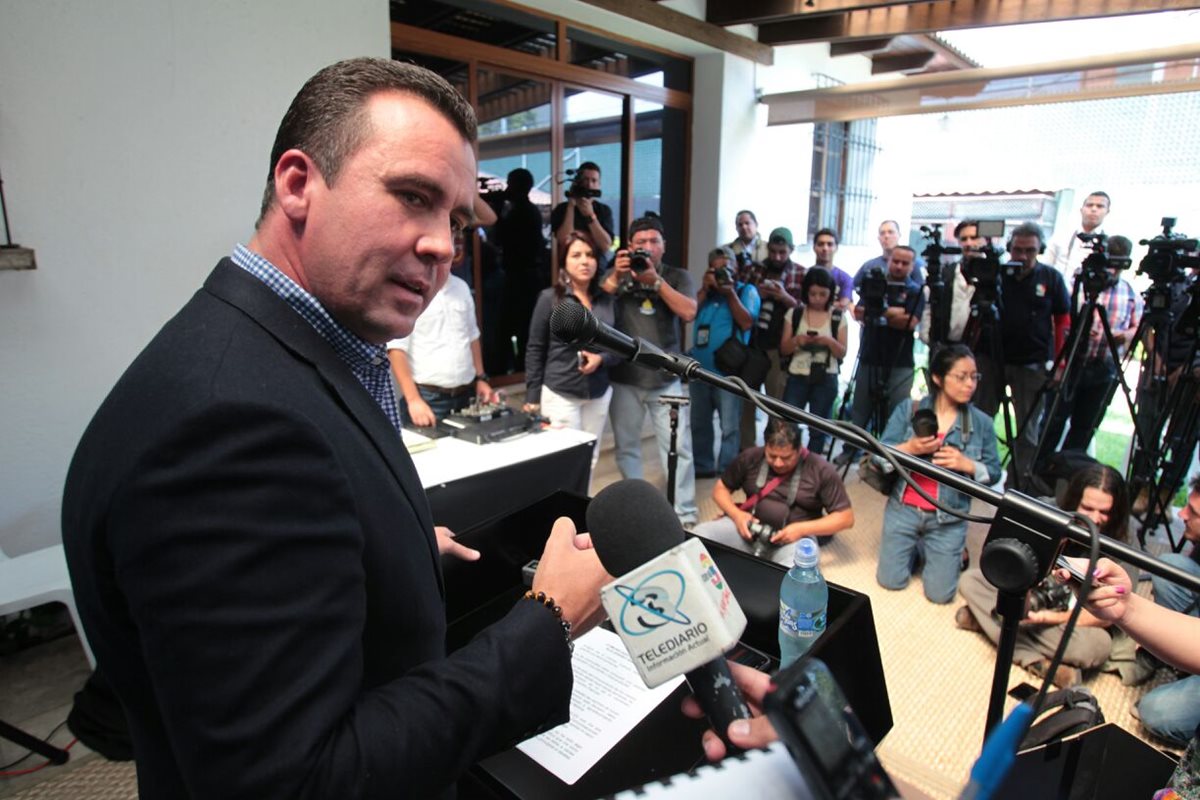 Alejandro Sinibaldi dio una conferencia de prensa donde anunció su retiro del PP. (Foto Prensa Libre: Paulo Raquec)