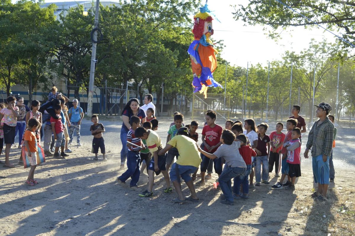 Los menores participaron en la quiebra de piñatas. (Foto Prensa Libre: Mario Morales)