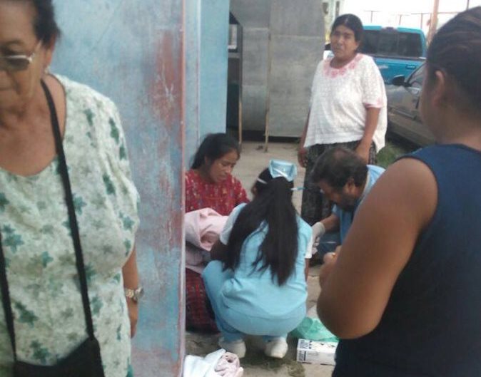 Griselda Pua dio a luz en las afueras del Hospital de Baja Verapaz. (Foto Prensa Libre: Hemeroteca PL)