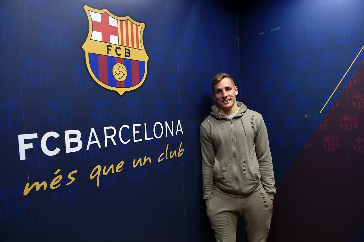 Lucas Digne posa luego de la entrevista en el centro deportivo del FC Barcelona Joan Gamper en Sant Joan Despi. (Foto Prensa Libre: AFP)
