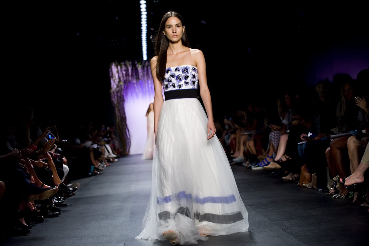 Una modelo luce una creación de Tadashi Shoji durante la Semana de la Moda de Nueva York. (Foto Prensa Libre: EFE).