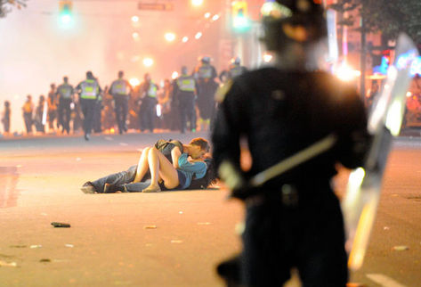 Pareja protagoniza la foto más amorosa en medio de disturbios en Canadá. (Foto Prensa Libre: AFP)