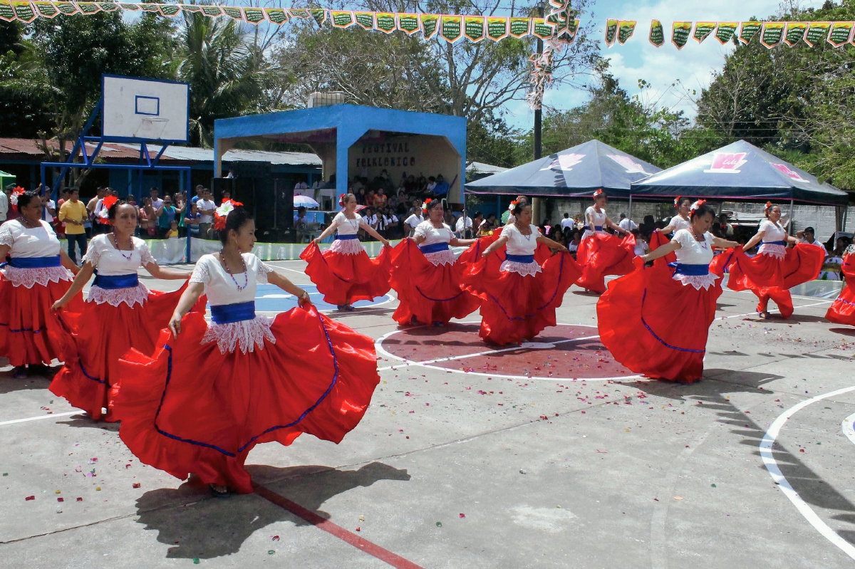 Maestras de preprimaria de Petén presentan una danza típica de ese departamento, durante el 12 Festival Folclórico, en El Chal. (Foto Prensa Libre: Walfredo Obando)