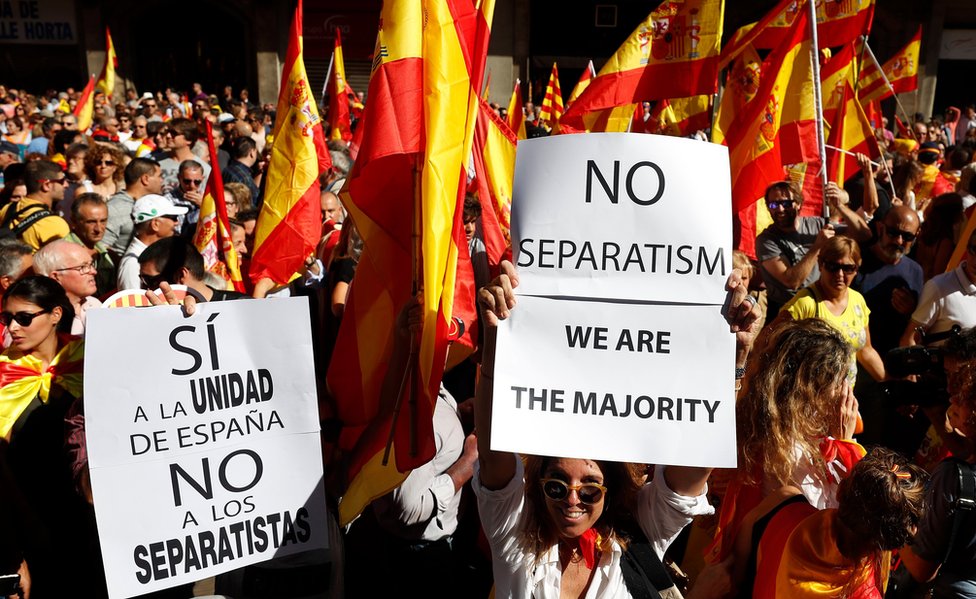 Mientras avanzaba la marcha, también se escucharon gritos como "yo soy español" o "viva España y viva Cataluña". (EPA)