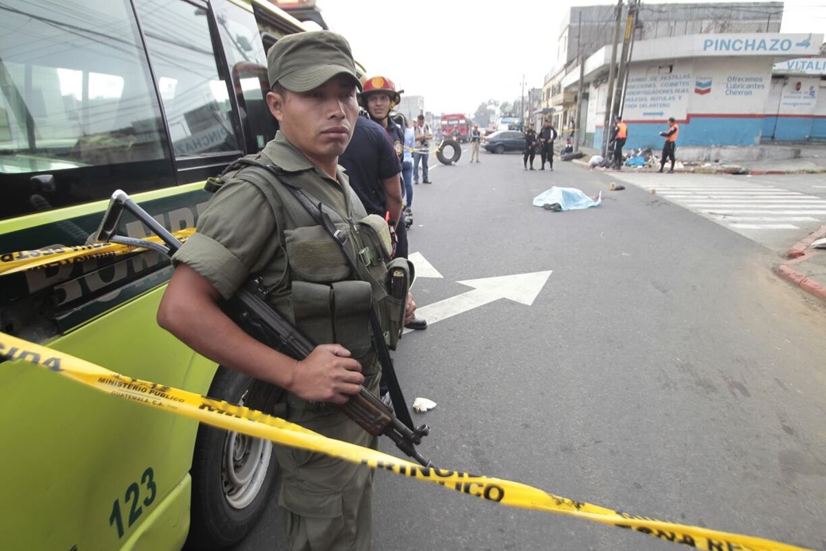 Presuntos pandilleros atacaron a balazos una unidad de la ruta 32, murió el ayudante, el piloto resultó herido. (Foto Prensa Libre: É. Ávila)