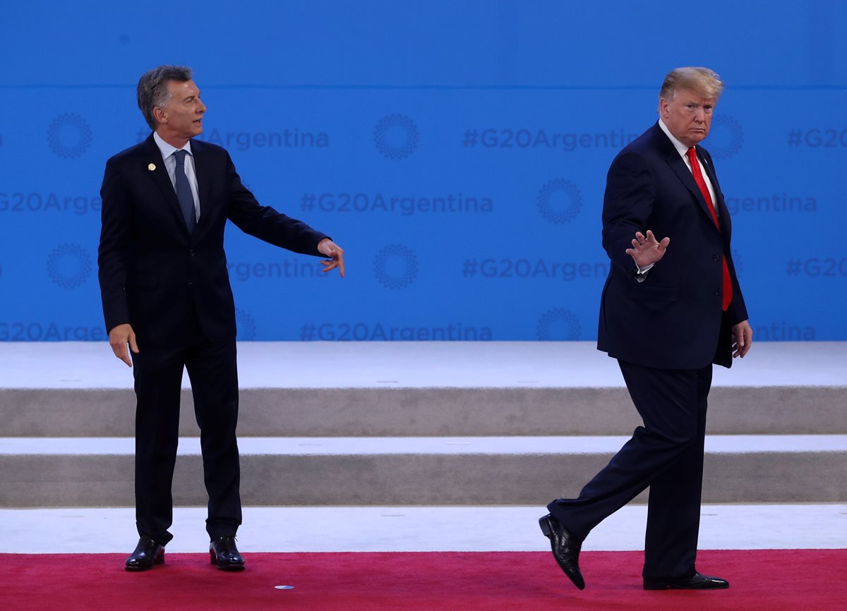 Momento en el cual el presidente estadounidense Donald Trump se retira del lugar donde debía esperar a sus homólogos para una foto de grupo. (Foto Prensa Libre: EFE)