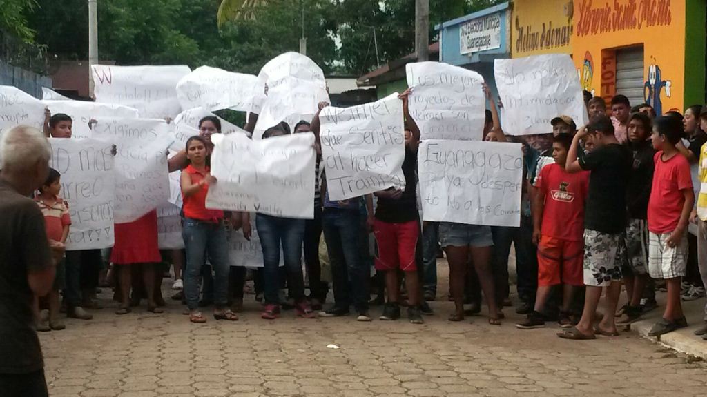Grupo de vecinos manifiesta en el área urbana de Guanagazapa, Escuintla. (Foto Prensa Libre: Enrique Paredes)