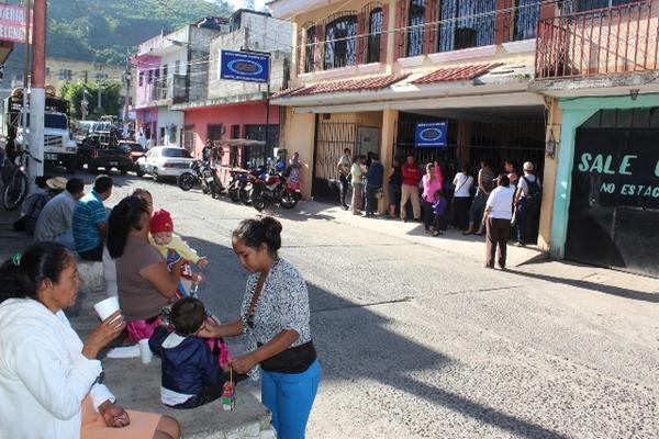 Los afiliados deben esperar turno en banquetas porque el local del IGSS de Cuilapa es inadecuado y fue declarado inhabitable en el 2011, tras los enjambres de temblores. (Foto Prensa Libre: Oswaldo Cardona)