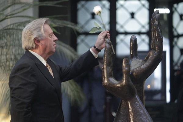 John Maxwell cambia la rosa de la paz, en el Palacio Nacional.