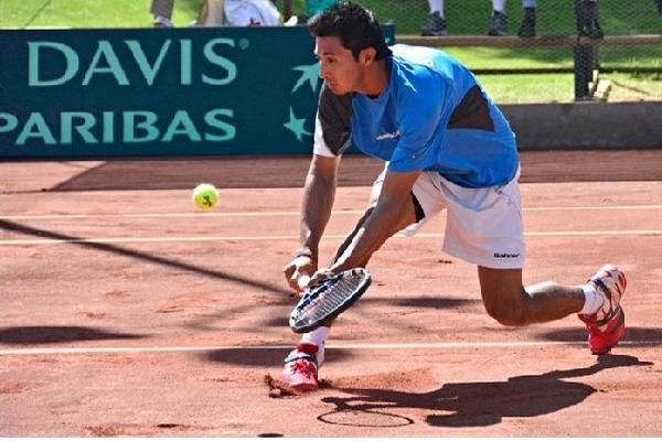 Christopher Díaz perdió ayer su juego de sencillos ante Hugo Dellien, y Guatemala descendió al grupo tres de la Zona Americana de Copa Davis. (Foto Prensa Libre: cortesía Davis Cup)