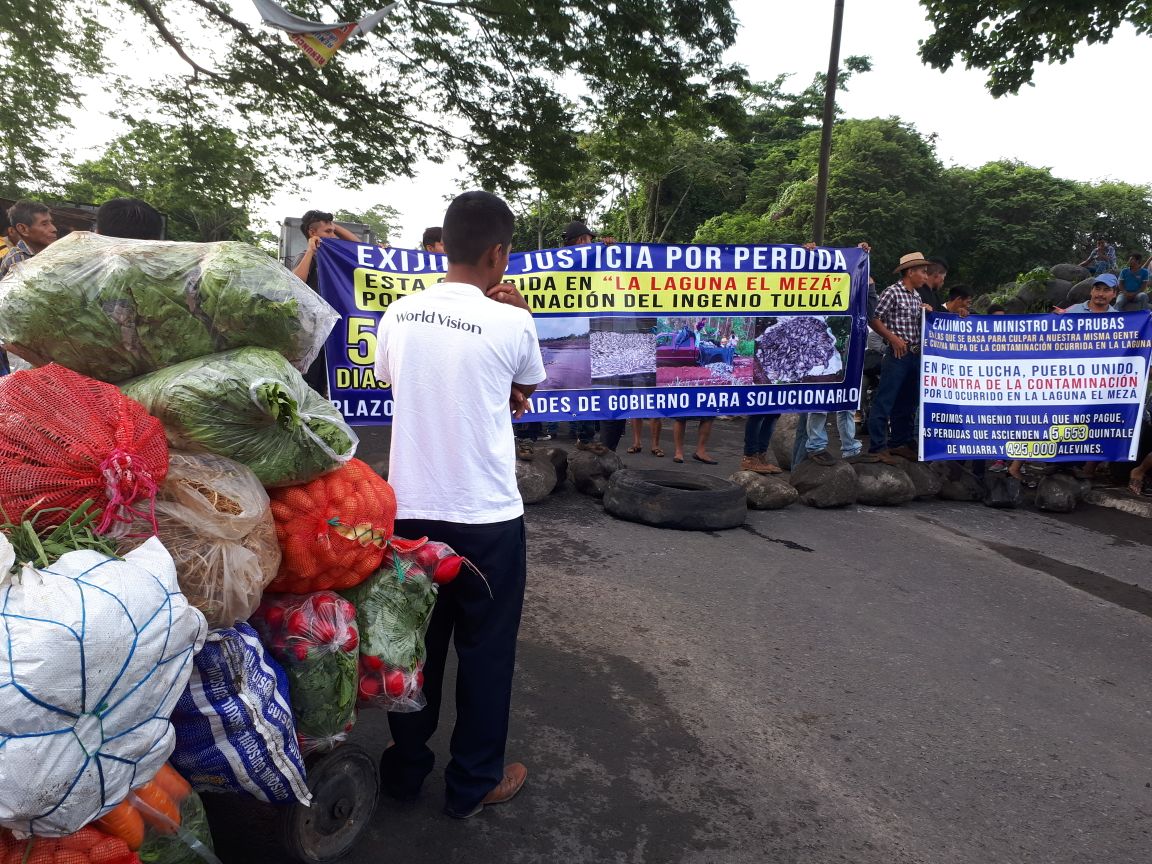 Con palos, llantas y piedras los criadores de tilapia de San José Mangales, Santa Cruz Muluá, bloquearon el paso desde las 6 horas. (Foto Prensa Libre: Rolando Miranda)