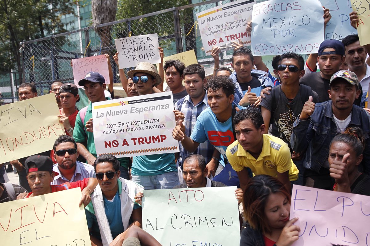 Con carteles y consignas, los migrantes rechazaron los comentarios y acciones tomadas por el presidente Donald Trump contra la caravana. (Foto Prensa Libre: EFE)