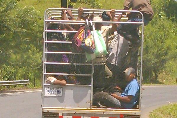 Lector comparte  esta imagen captada en una carretera hacia la  capital,  donde se observa a varias personas que viajan en  un camión.