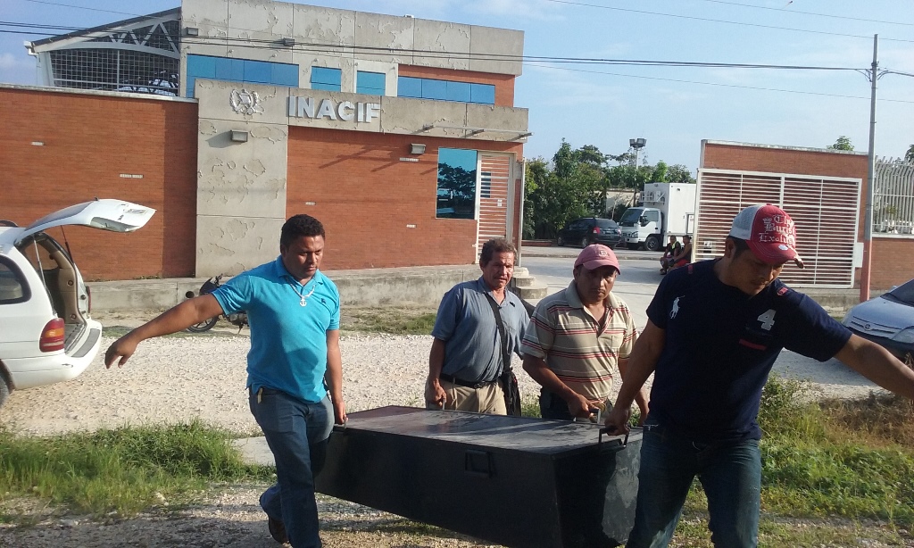 Ataúd que contiene los restos de la menor es retirado de la morgue de San Benito, Petén. (Foto Prensa Libre: Rigoberto Escobar).