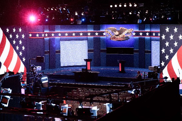 El escenario está listo para el debate entre Hillary Clinton y Donald Trump. (Foto Prensa Libre:AFP).