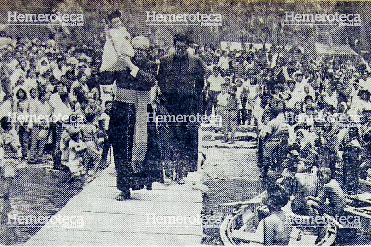 El "Zarquito" es llevado a su lancha en 1967. (Foto Prensa Libre: Hemeroteca)
