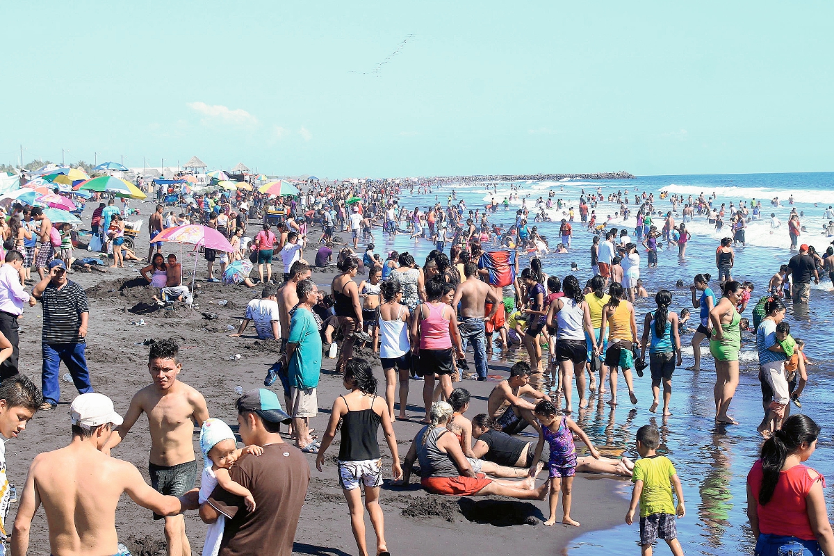 Miles de guatemaltecos en playa pública de Puerto San José, Escuintla. (Foto Prensa Libre: Hemeroteca).