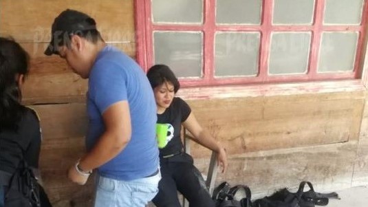 Algunos agentes resultaron heridos durante las horas que permanecieron retenidos en Purulhá. (Foto Prensa Libre: Eduardo Sam).