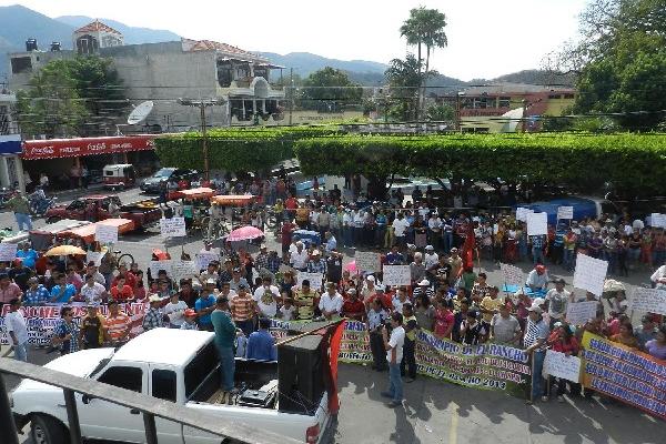 Pobladores  de  El Rancho, El Progreso,   frente a la  Gobernación Departamental.