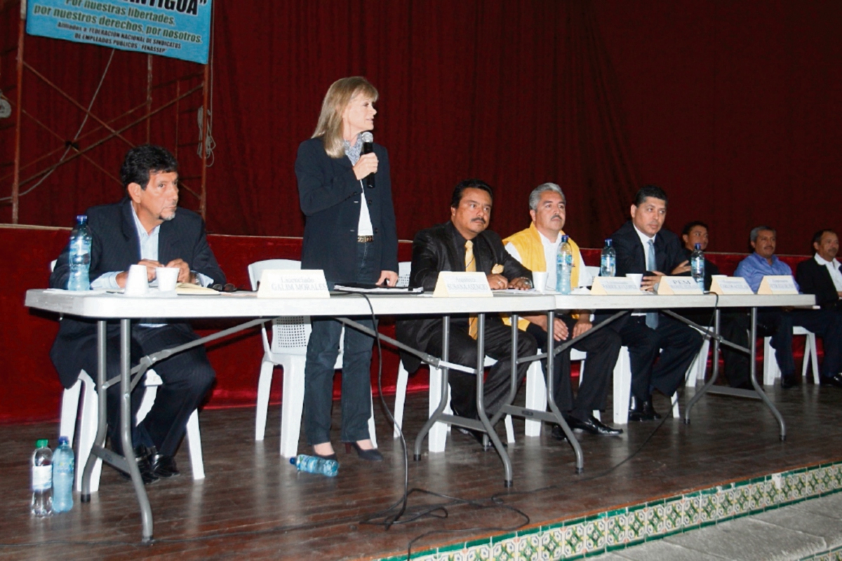 ORGANIZADORES PRESENTAN a los seis candidatos a la Alcaldía de Antigua Guatemala que asistieron al foro en el centro cultural César Brañas.