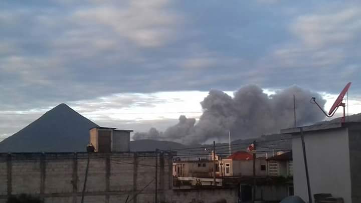 Volcán Santiaguito lanza de nuevo humo y ceniza sobre poblados cercanos, en Quetzaltenango. (Foto Prensa Libre: Conred)