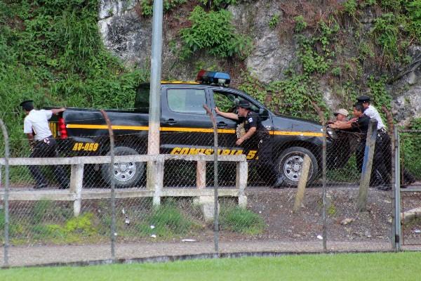 Agentes empujan  un autopatrulla, en   estadio.