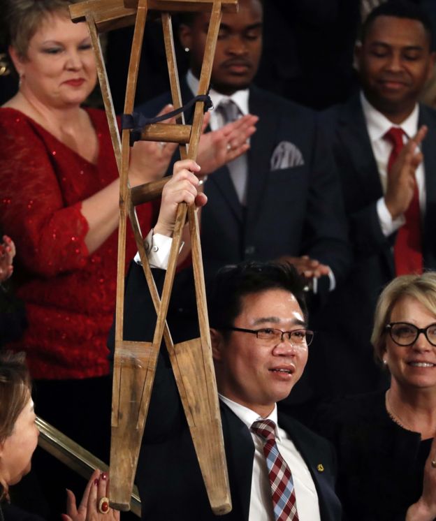 Las muletas se han convertido en el símbolo de Ji Seong-ho. REUTERS