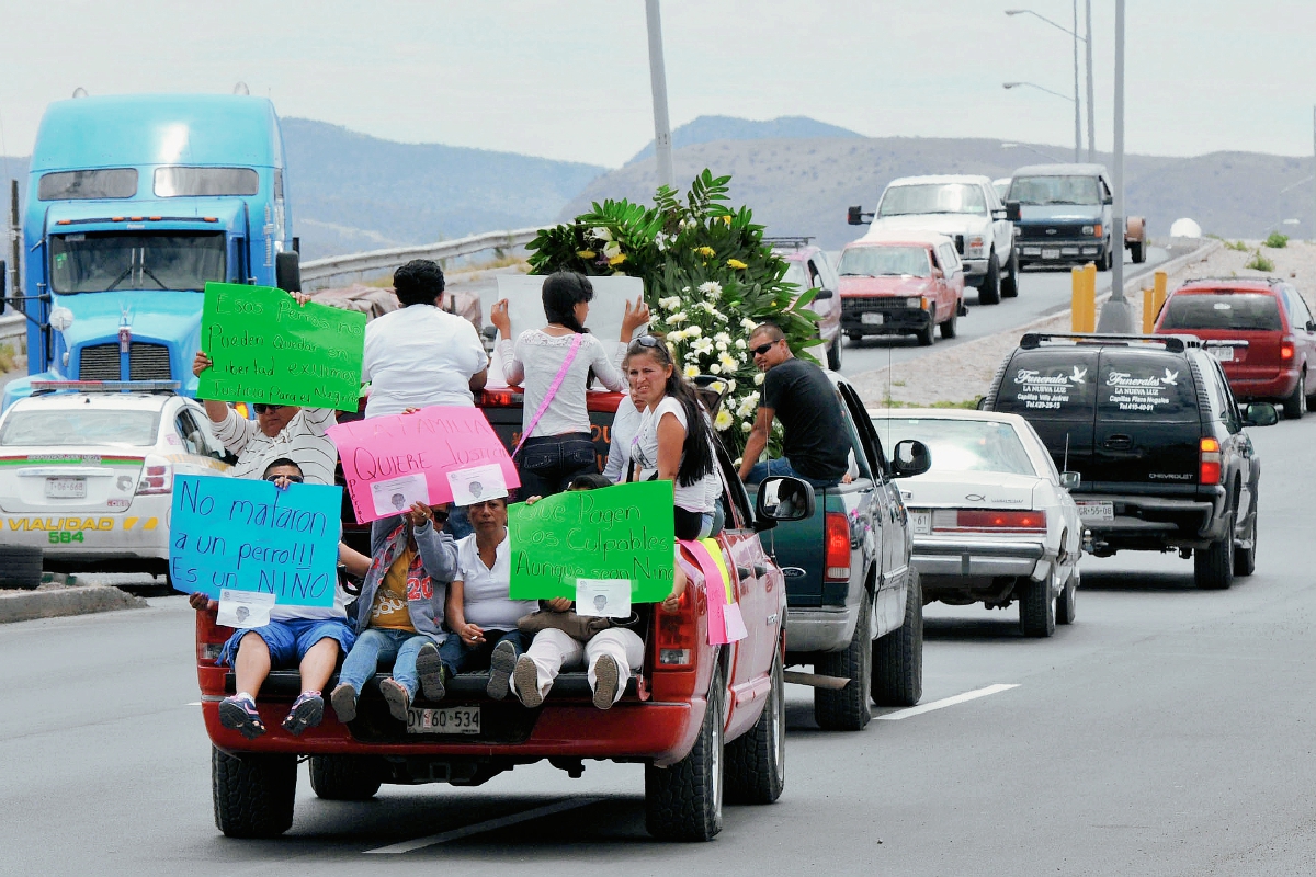 Familiares y amigos del menor exigen justicia. (Foto Prensa Libre: AFP).