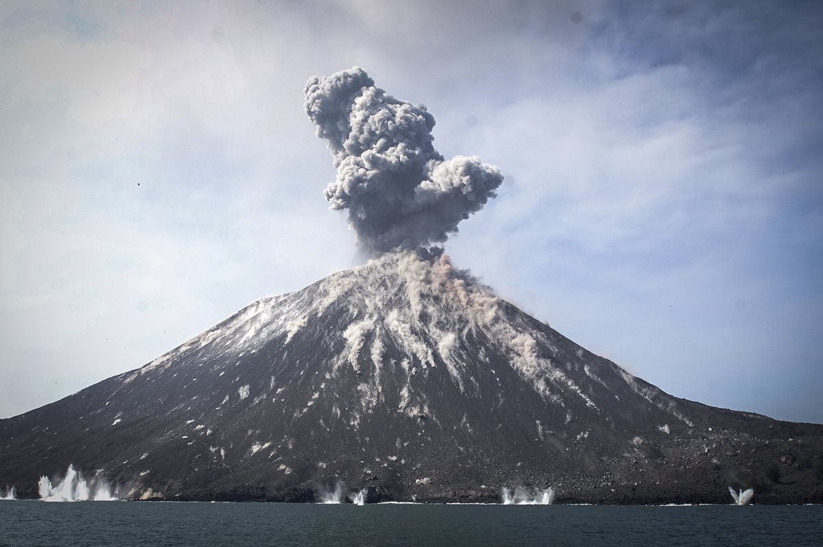 El tsunami pudo ser originado por un deslizamiento de tierra submarino producido por la erupción del volcán Anak Krakatau. (Foto Prensa Libre: Agencia EFE)
