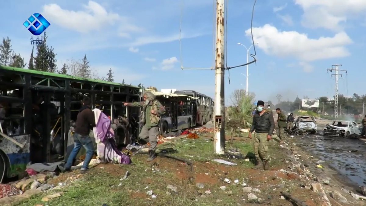 El número de víctimas mortales superó los cien, por el ataque suicida contra buses donde se evacuaba a varios sirios. (Foto, Prensa Libre: EFE)