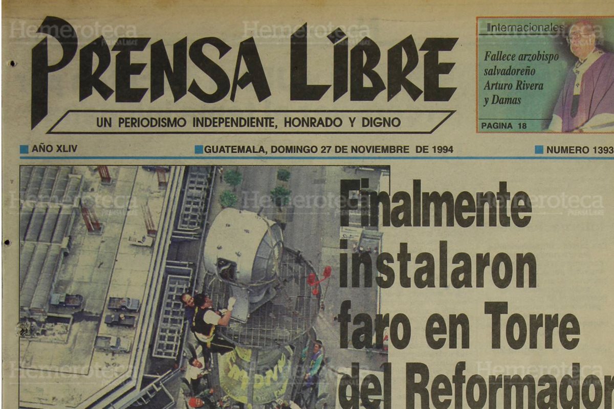 Portada de Prensa Libre del 27/11/1994 Bomberos y personal de Aeronáutica Civil cambian el faro de la Torre del Reformador durante una peligrosa maniobra realizada en la cúspide. (Foto: Hemeroteca PL)
