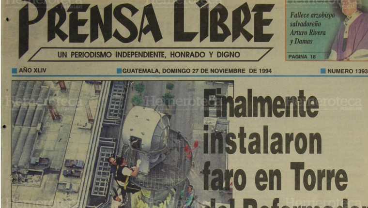 Portada de Prensa Libre del 27/11/1994 Bomberos y personal de Aeronáutica Civil cambian el faro de la Torre del Reformador durante una peligrosa maniobra realizada en la cúspide. (Foto: Hemeroteca PL)