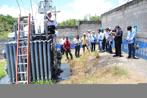 Técnicos de Energuate muestran a la comisión verificadora la subestación Las Guacamayas. (Foto Prensa Libre: Mike Castillo)