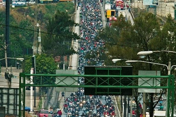Tramo en el que se busca establecer la marca de más de 20 mil motoristas en una distancia de tres kilómetros. (Foto Prensa Libre: Archivo)