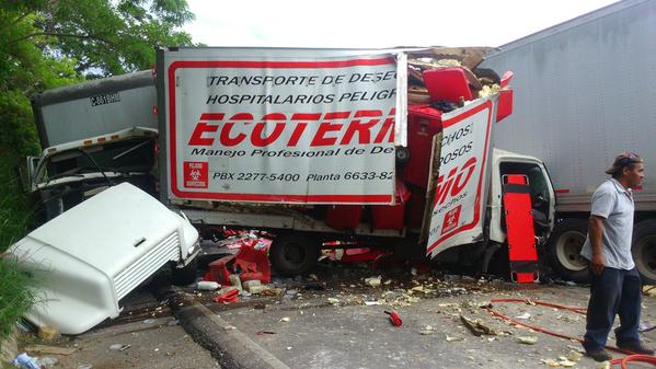 Socorristas acordonan el área donde tres camiones chocaron y murieron dos pilotos, en Jutiapa. (Foto Prensa Libre: Óscar González)