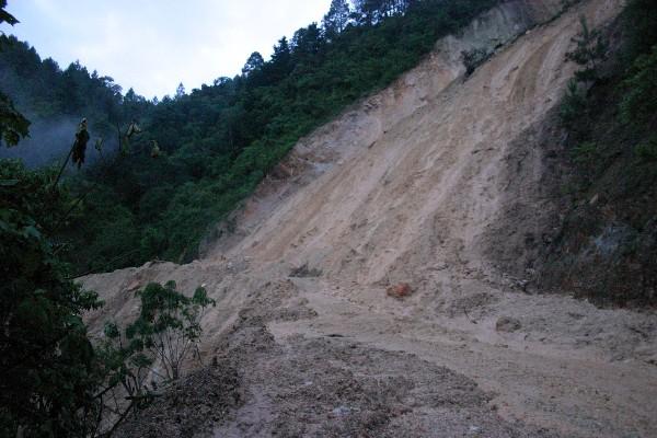 Toneladas de lodo y piedras obstruyen el paso en la ruta entre Jalapa y Mataquescuintla.