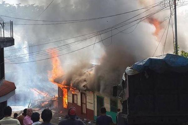 Cinco viviendas resultaron afectadas por un incendio, además tres personas resultaron con quemaduras en El Tumbador, San Marcos. (Foto Prensa Libre: Alexander Coyoy)<br _mce_bogus="1"/>