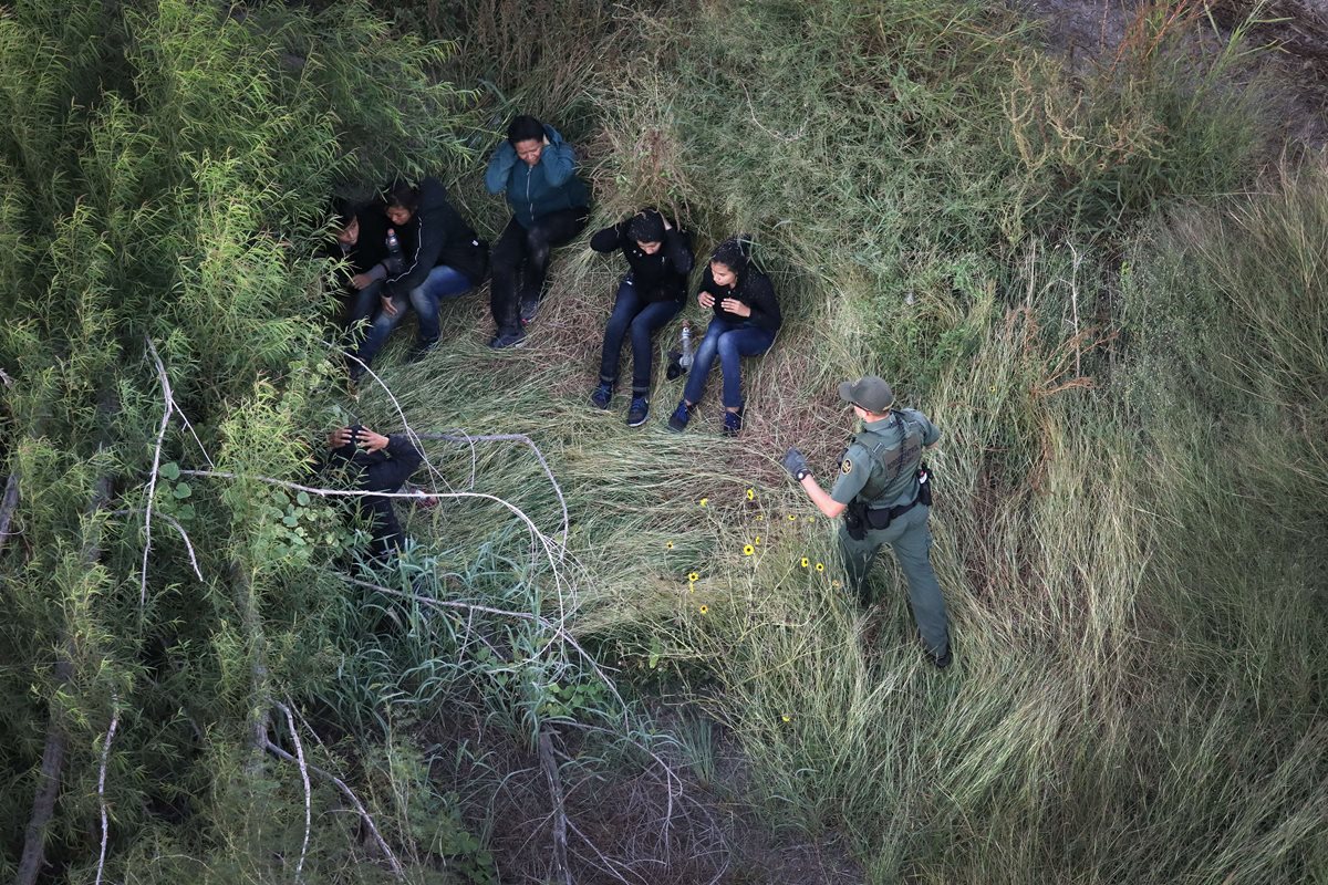 Un grupo de indocumentados es capturado en la frontera sur de EE. UU. por oficiales de la Patrulla Fronteriza. (Foto Prensa Libre: AFP).