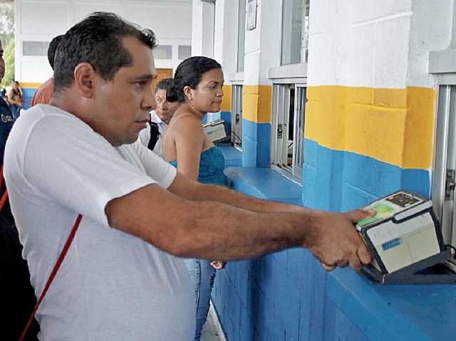 El libre tránsito de personas no registra inconvenientes. (Foto Prensa Libre: Dony Stewart)