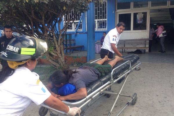 La mujer es ingresada a la emergencia del Hospital Roosevelt por socorristas Voluntarios. (Foto Prensa Libre: CVB)<br _mce_bogus="1"/>