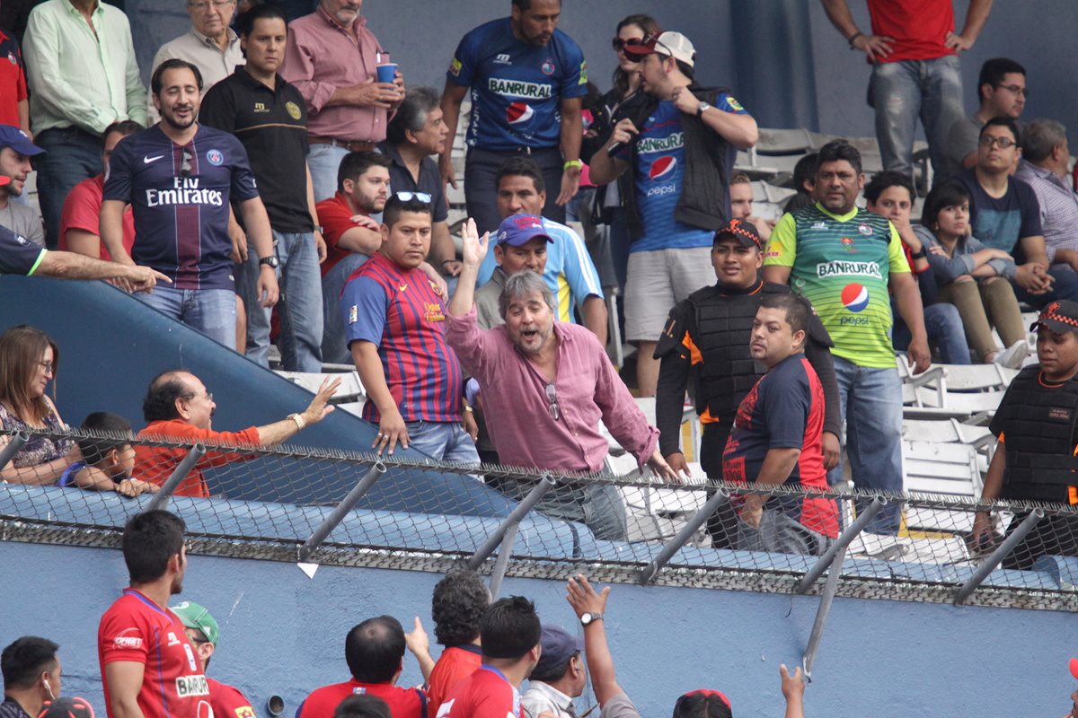 Gerardo Villa en el momento que le pide a algunos aficionados que se retiren del estadio Doroteo Guamuch Flores. (Foto Prensa Libre: Jesús Cuque)